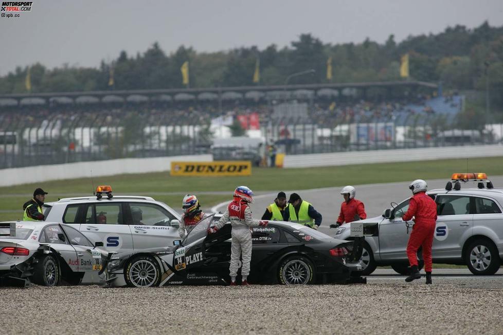 Während das stark dezimierte Feld hinter dem Safetycar um den Kurs rollte, begannen rund um Kurve vier die Aufräumarbeiten.