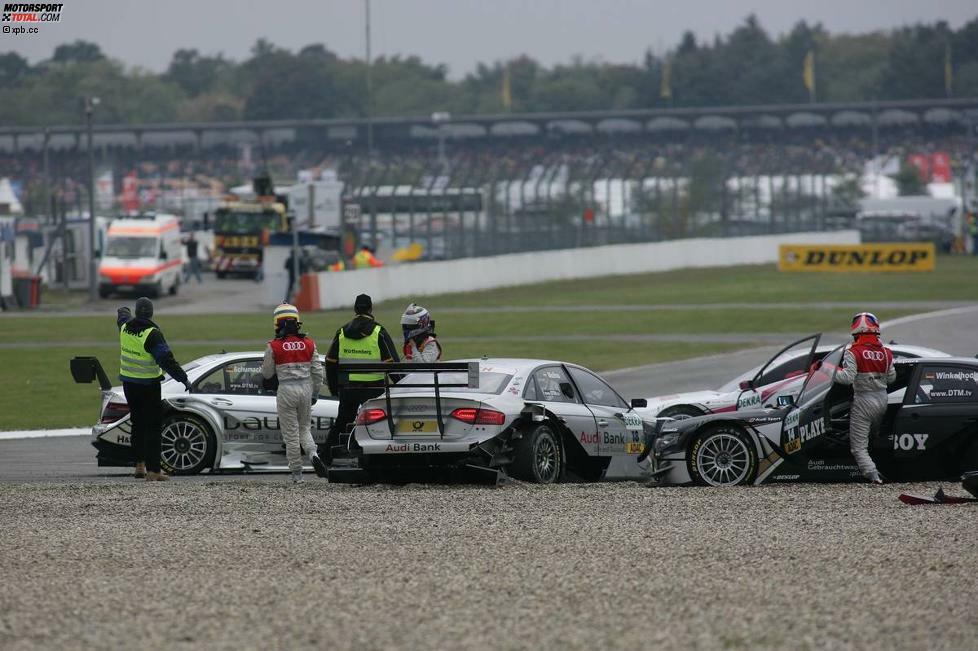 Ralf Schumacher, Miguel Molina, Katherine Legge und Markus Winkelhock gehörten zu jenen, die ihre Wracks an Ort und Stelle stehen lassen mussten. 