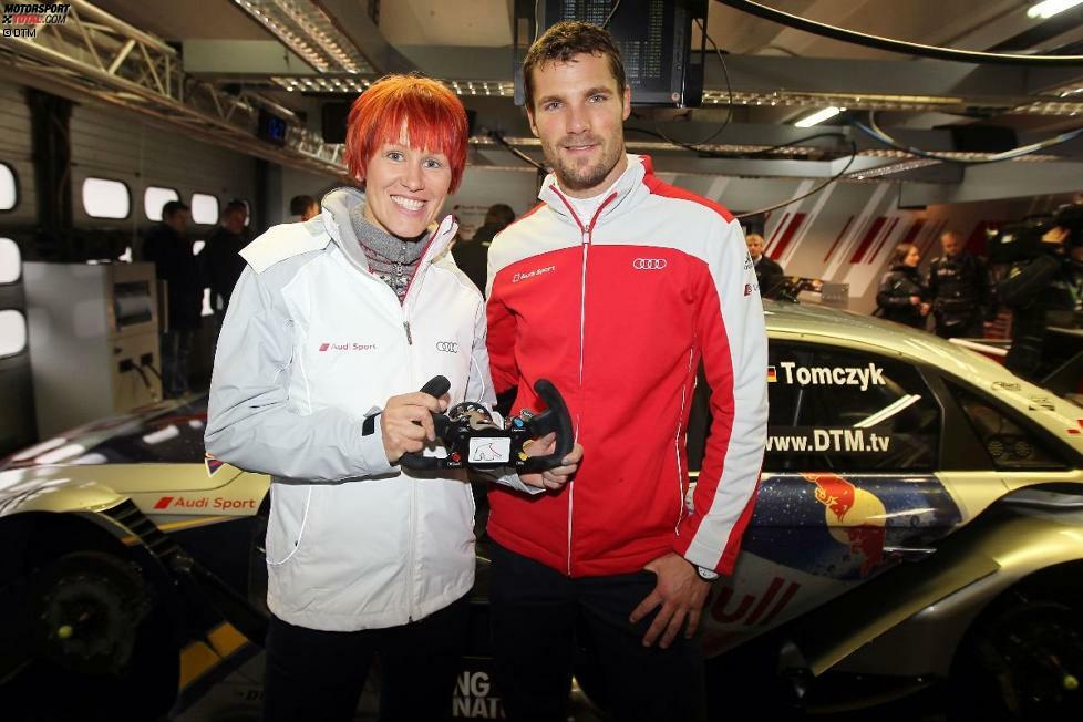 ...während Martin Tomczyk Biathlon-Rotschopf Kati Wilhelm durch seine Garage führte