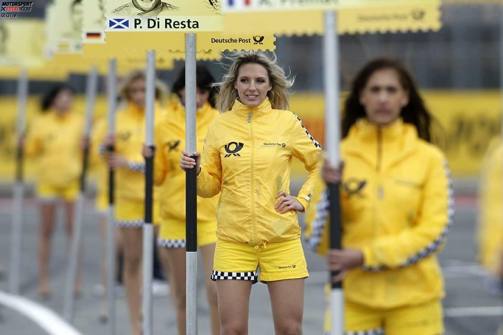 ... nahmen die Gridgirls frierend Aufstellung