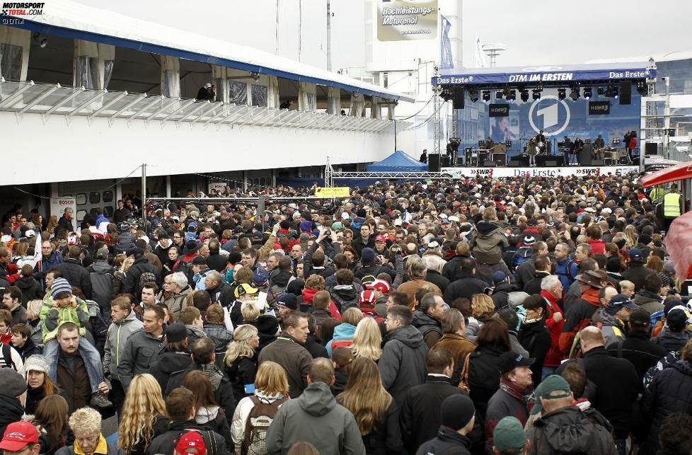 Vor dem Start heizte Juli den Fans in der Boxengasse ein