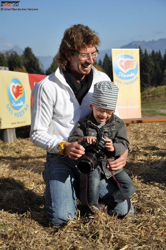 Der kleine Joshua will Scheiders Hausfotograf Tommy Urner seinen Job streitig machen.