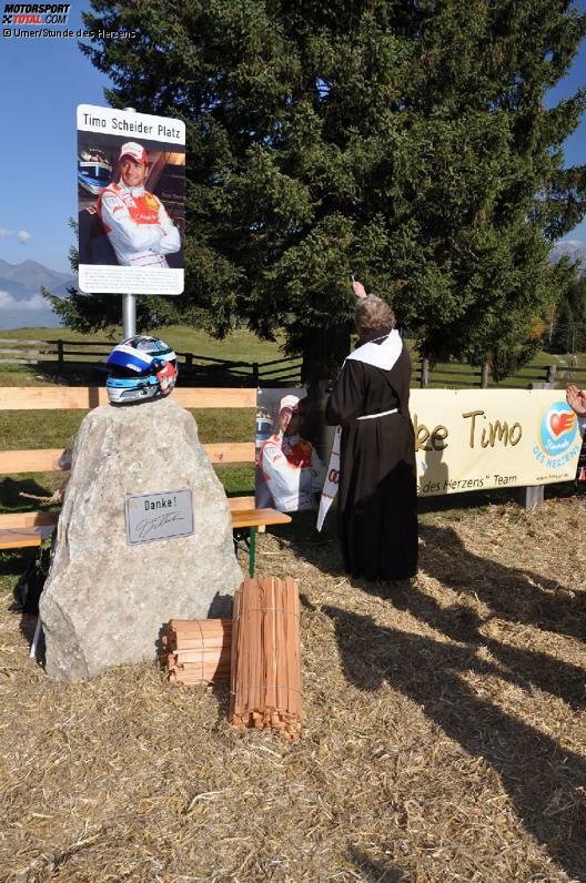 Segen auch von oben: Pater Wenzeslaus Dabrowski erteilte dem besonderen Platz auf der Alpe Rona bei strahlendem Sonnenschein seinen Segen.