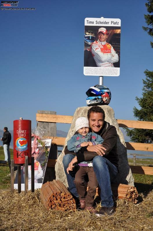 Timo Scheider an seinem Platz auf dem Bürserberg in Vorarlberg: Alles begann im Jahr 2003, als Scheider sein ausgedehntes Mental- und Physiotraining am Bürserberg startete und somit den Grundstein für seine sportlichen Erfolge legte. Auch Jahre danach blieb der Wahlösterreicher dieser Region treu und nutzt sie als willkommenen Ausgleich zum Rennsport. Denn hier kann er der oft hektischen Glamour-Welt entfliehen und die nötige Ruhe finden, um so wieder Kraft und Energie tanken zu können.