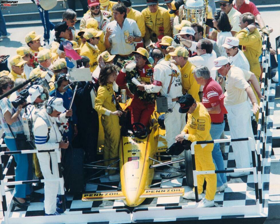 Rick Mears im Penske-Chevy: Der traditionelle Schluck Milch und das Siegerinterview. 1991 sollte Mears seinen vierten Indy-Triumph feiern - wieder in einem Penske-Chevy.