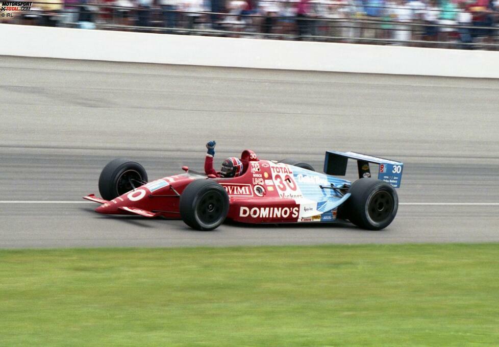 Luyendyk schafft die Sensation und gewinnt sein erstes Indy 500! Mit einem Schnitt von 299.307 km/h ist es das schnellste Indy 500 aller Zeiten.