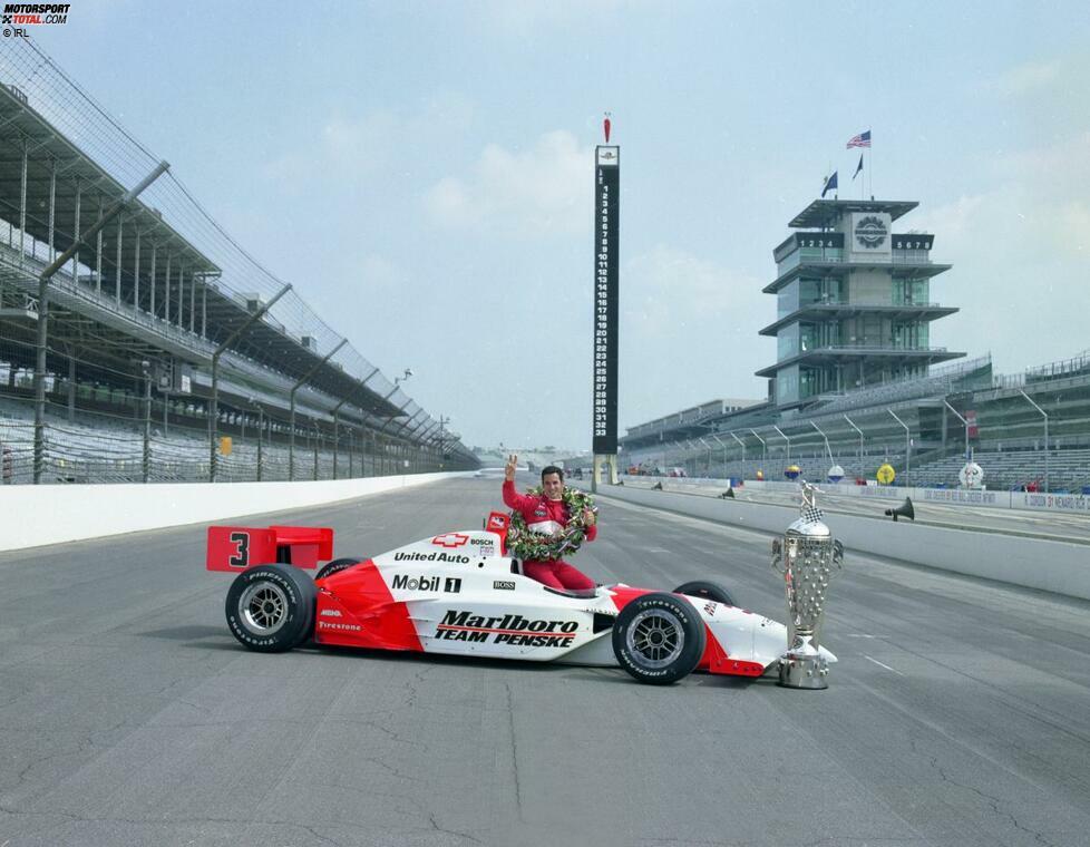 Das offizielle Siegerfoto 2002: Helio Castroneves mit dem Siegerkranz und der Borg/Warner-Trophy.