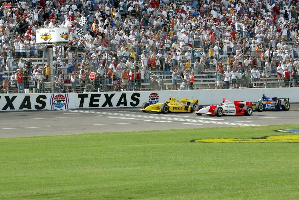 Den IRL-Titel gewann Castroneves in der Saison 2002 aber nicht. Der ging an den gelben Panther-Chevy links im Bild...