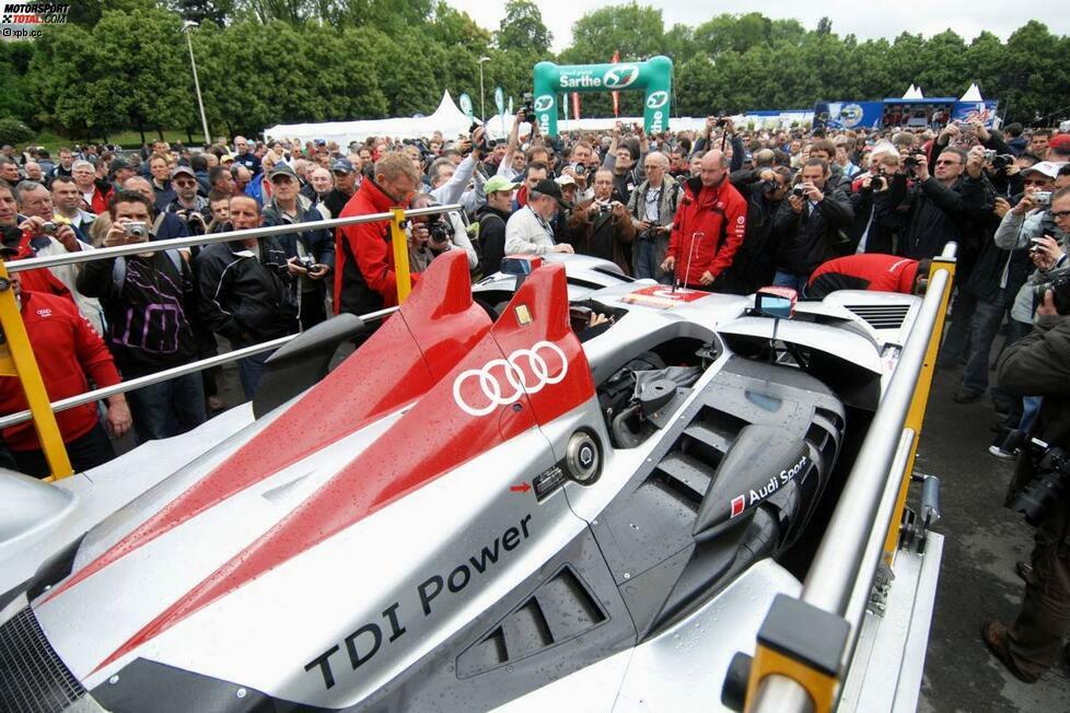 Der klassische Auftakt der Le-Mans-Woche: die technische Abnahme der Fahrzeuge in aller Öffentlichkeit. Tausende Fans finden sich am Montag und Dienstag vor dem Rennen auf dem Place de Jacobins ein, um Fahrer und Autos aus der Nähe zu begutachten. Audi bringt erstmals den neuen R15 TDI als Nachfolger des erfolgreichen R10 an die Sarthe.
