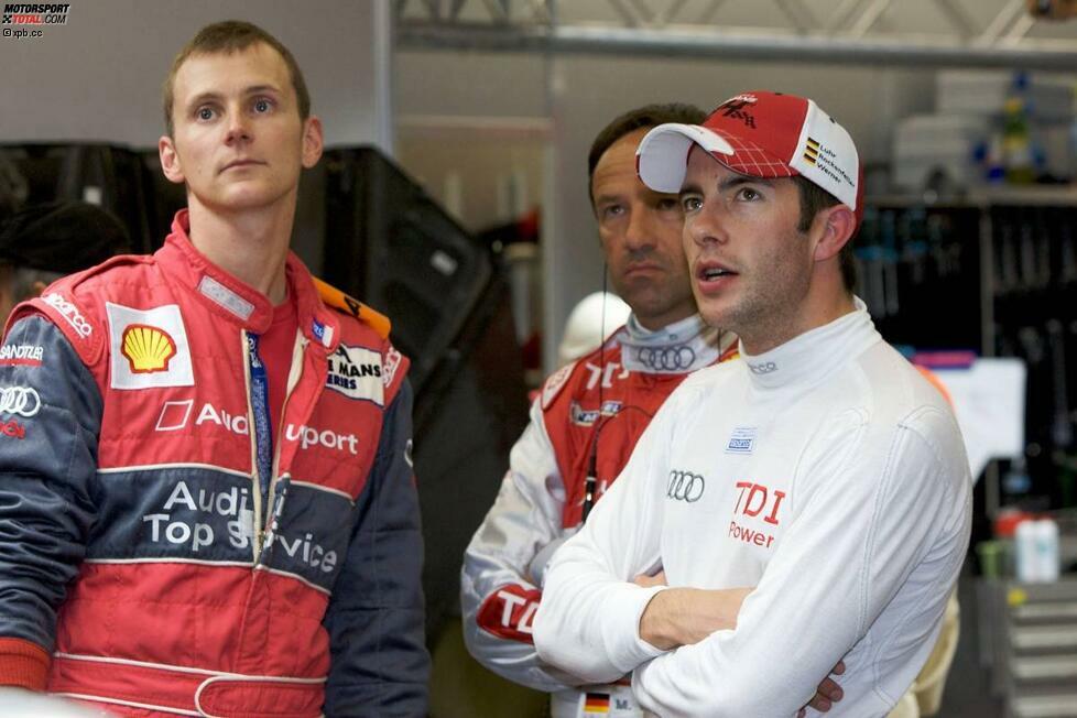 Marco Werner und Mike Rockenfeller sehen den Crash vom Teamkollegen Lucas Luhr mit Schrecken und Enttäuschung. Le Mans 2009 ist für die beiden Deutschen gelaufen. Kurz vor Mitternacht können sie ihre Overalls ausziehen, die Sachen packen und anschließend als stille Beobachter den weiteren Rennverlauf anschauen.