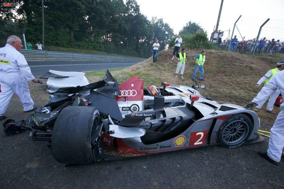 Es trifft aber auch die Deutschen. Lucas Luhr zerlegt den neuen R15 TDI bei einem Abflug bei den Porsche-Kurven derart heftig, sodass Audi fortan in Unterzahl agieren muss. Es gibt noch mehr Pech: Das Schwesterauto mit Bernhard/Dumas/Premat muss zum langwierigen Boxenstopp kommen. Der Turbolader streikt. Das Trio verliert viele Runden.