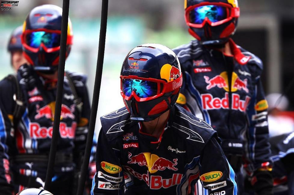 Keine Weltraumfahrer, sondern Formel-1-Mechaniker: Durchgestylt bis ins kleinste Detail ist bei Red Bull sogar die Boxencrew. Doch die Ausrüstung sieht nicht nur cool aus, sondern ist vor allem funktionell - und schützt bei Unfällen, etwa wenn das Auto zu brennen beginnt oder ein Fahrer jemandem über die Füße fährt.