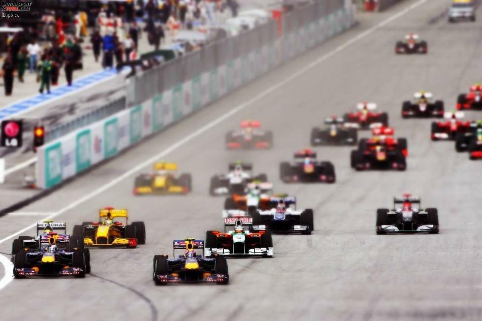 Start des Rennens: Sebastian Vettel und Mark Webber kommen am besten weg und dominieren den Grand Prix von Malaysia von Anfang an. Ganz hinten eilt das Medical-Car dem Feld hinterher - damit Formel-1-Arzt Gary Hartstein sofort eingreifen kann, sollte es in der ersten Kurve krachen.