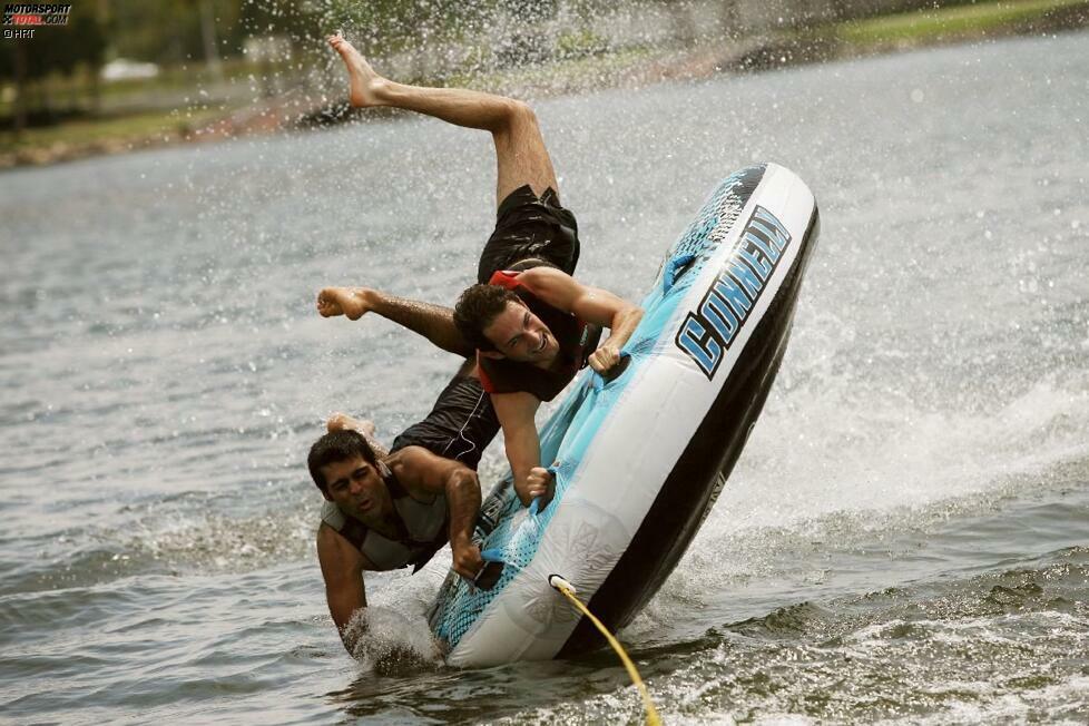 Ein bisschen Spaß muss sein: Auf der Rennstrecke haben die HRT-Rookies Karun Chandhok und Bruno Senna ohnehin nicht viel zu lachen, also nahmen sie sich am Strand von Putrajaya eine kleine Auszeit beim Wakeboarden.

Als fachmännische Helferin stand den beiden Phillipa Yoong zur Seite, eine Legende im malaysischen Wasserskisport und - ja genau - die Schwester des ehemaligen Formel-1-Piloten Alex Yoong.