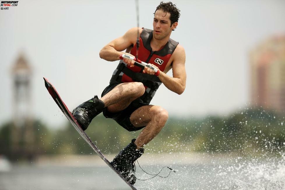 Dass Yoongs Training nicht umsonst war, beweist dieses spektakuläre Foto von Senna. Doch der Brasilianer war auch kein blutiger Anfänger, schließlich hat er das Wasserskifahren einst von seinem 1994 verstorbenen Onkel Ayrton gelernt.

Auf dem paradiesischen Familienanwesen in Angra dos Reis fuhren Bruno und Ayrton früher gemeinsam Kart, Jetski, Wasserski - Hauptsache motorisiert. Und dass Geschwindigkeit und Adrenalin einen Formel-1-Piloten reizen, muss man wohl nicht extra ausführen...