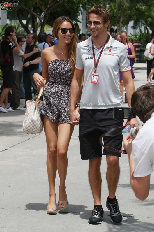 Unangenehme Situation für Weltmeister Jenson Button, hier im Bild mit Unterwäschemodel-Freundin Jessica Michibata: Der McLaren-Pilot wollte in einem Einkaufszentrum in Kuala Lumpur nur unbemerkt ein paar CDs kaufen, ehe eine riesige Menschenmenge auf ihn aufmerksam wurde, weil die Alarmanlage losging, als er das Geschäft verlassen wollte.

Button hatte nicht etwa versucht, CDs mitgehen zu lassen, sondern die junge Dame an der Kasse dürfte einfach übersehen haben, mit ihrem Scanner die Barcodes zu entwerten. Die Sache war schnell erledigt - aber 