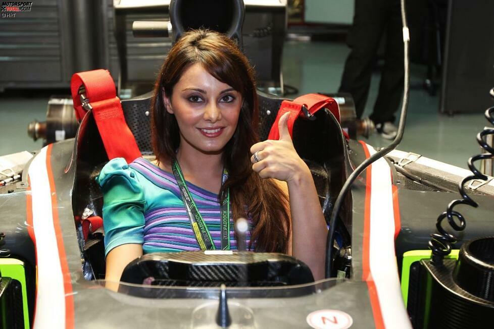 Genauso hübsch, aber zumindest in Europa nicht so bekannt wie Raquel del Rosario ist diese junge Dame, die Schauspielerin Manisha Lamba. Lamba brachte ihre Bollywood-Kollegen Shahrukh Kahn und Anjana Sukhani nach Sepang mit. Eingeladen wurden sie von HRT-Pilot Karun Chandhok, der ihnen das Formel-1-Auto geduldig erklärte.