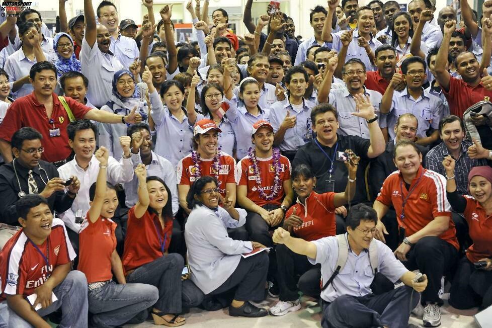 Sponsorentermin mal anders: Eine Abordnung von Philip Morris Malaysia besuchte das Ferrari-Team - und wie man sehen konnte, hatten dabei auch Fernando Alonso und Felipe Massa eine Menge Spaß. Das ist nicht selbstverständlich, schließlich gelten nicht alle Formel-1-Stars als Liebhaber von PR-Verpflichtungen...