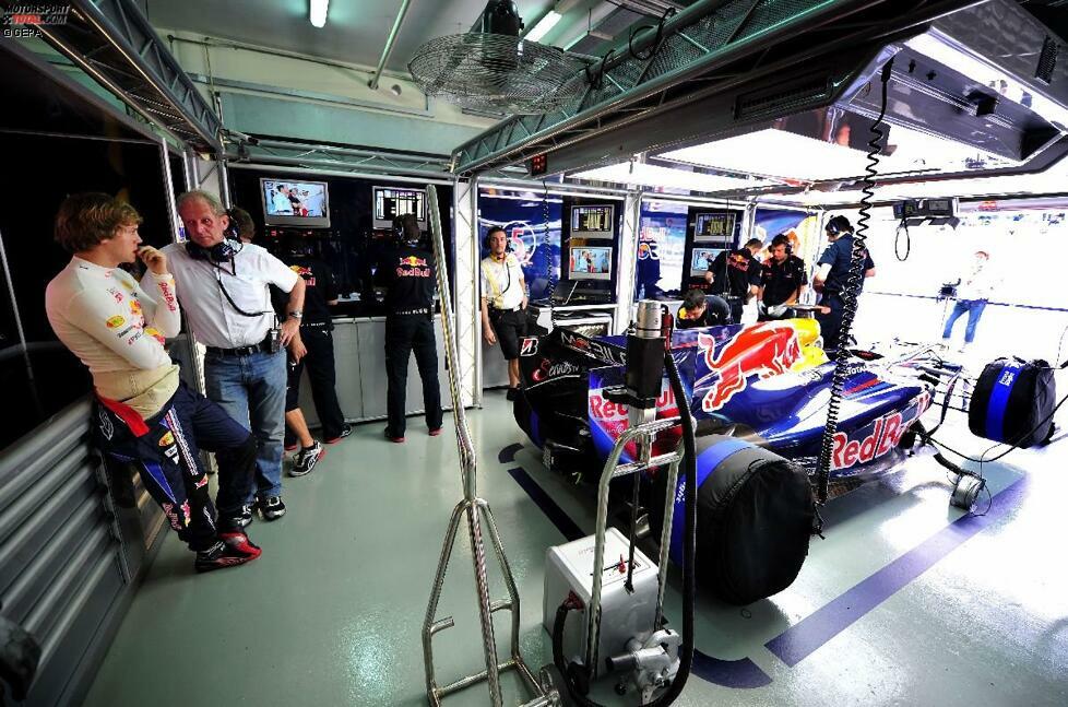 Blick hinter die Kulissen bei Red Bull. Links unterhält sich Sebastian Vettel mit Red-Bull-Konsulent Helmut Marko, während die Mechaniker das Auto für den nächsten Run vorbereiten oder am Computer Daten studieren. Nur der Renault-Ingenieur in der Mitte scheint nicht recht zu wissen, was er tun soll...
