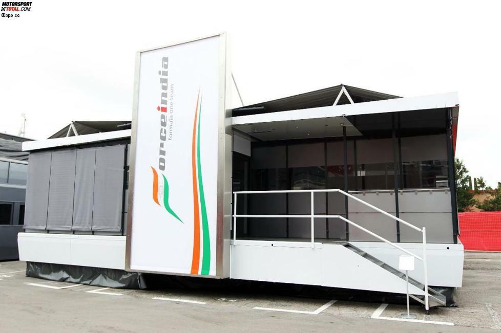 Der indische Tempel von Force India aus dem Vorjahr fehlt in Barcelona, stattdessen steht ein kleines Motorhome der alten Schule im Fahrerlager. Aber Vijay Mallya hat nicht etwa das Sparen als seine neue Leidenschaft entdeckt. Vielmehr wird das bekannte Motorhome gerade generalüberholt. Geplantes Comeback des 