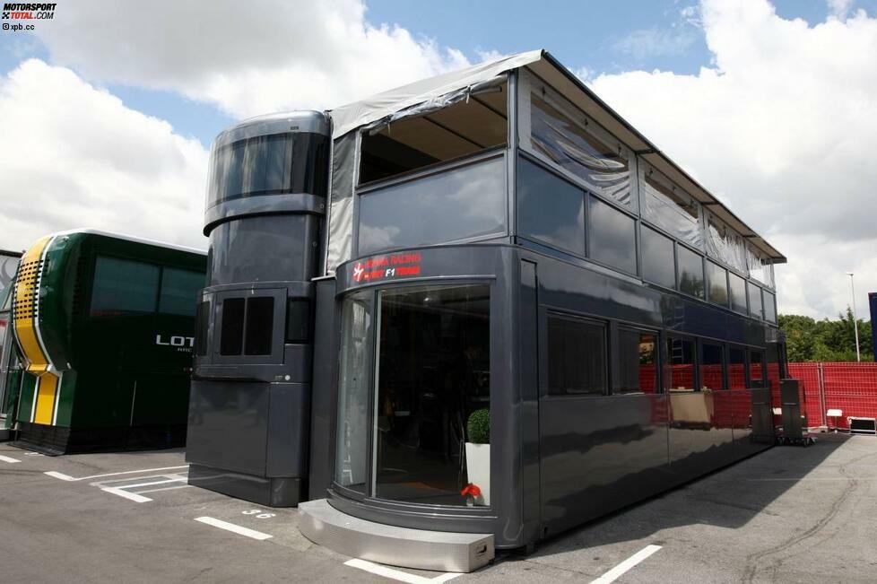 HRT hat in der Kürze der Zeit kein eigenes Motorhome aufgetrieben, sondern stattdessen das 2009er-Modell des Renault-Teams gekauft.