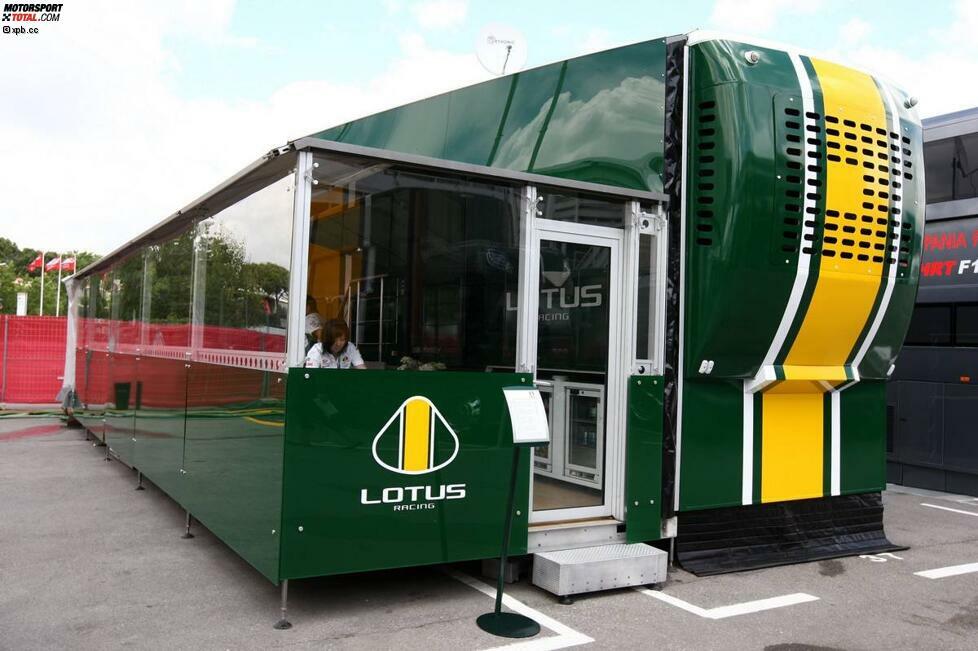 Eher spartanisch präsentiert sich das Lotus-Team in der Boxengasse. Aber: Zum 500. Lotus-Grand-Prix in Valencia will Teamchef Tony Fernandes eine neue Hospitality präsentieren.