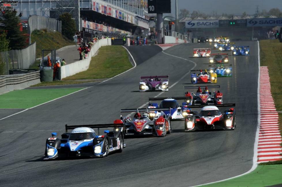 Den ersten Sieg im direkten Duell gegen Audi feiern die Franzosen erst im April 2008. In Barcelona fährt man zum Sieg und geht entsprechend optimistisch in die weitere Saison.