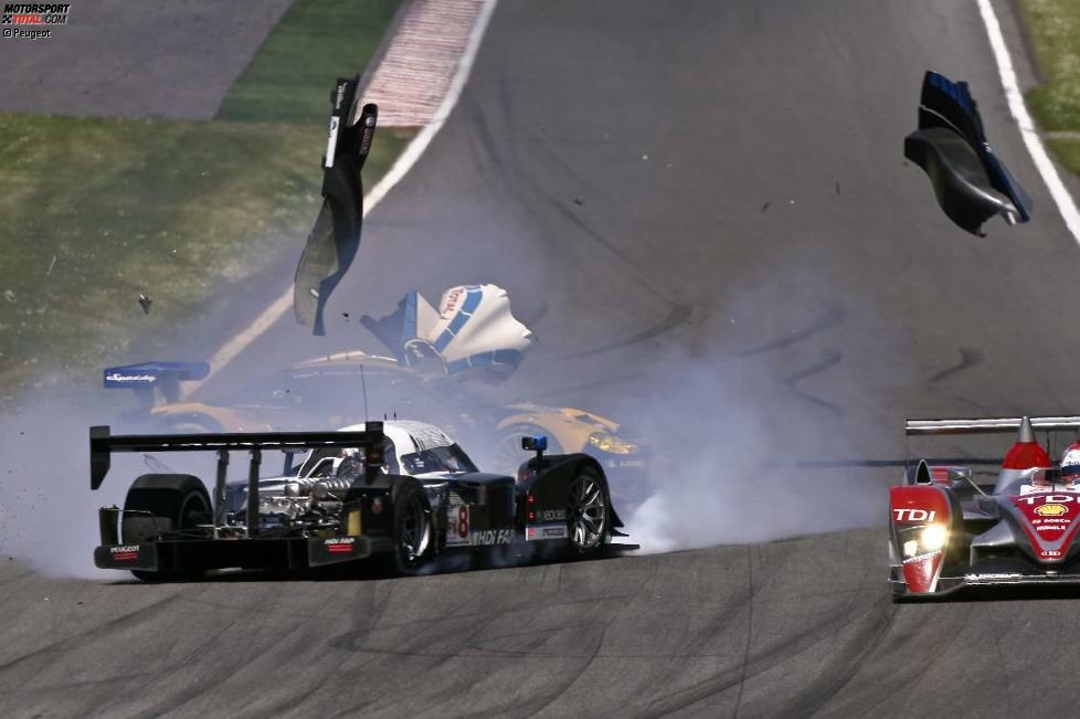 Doch in der Vorbereitung auf den großen Saisonhöhepunkt in Le Mans läuft nicht immer alles glatt. Bei der Generalprobe in Spa-Francorchamps bleibt einer der 908 unsanft im Verkehr hängen.