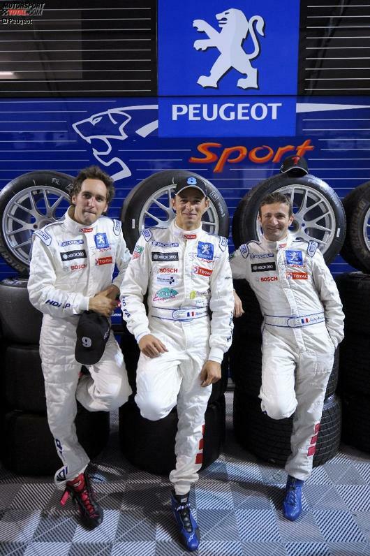 In Le Mans hat zunächst wieder der schiere Speed die Schlagzeilen. Stéphane Sarrazin (hier mit Franck Montagny und Nicolas Minassian) fährt erneut auf Pole. Der Franzose wird 2009 den Pole-Hattrick sogar komplett machen.