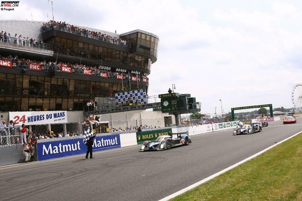 Gleichzeitig hat die Werksmannschaft aber endlich mal einen Glückstag in Le Mans erwischt. Am 14. Juni 2009 sorgen Marc Gené, Alexander Wurz und David Brabham für den Sieg und somit einen 
