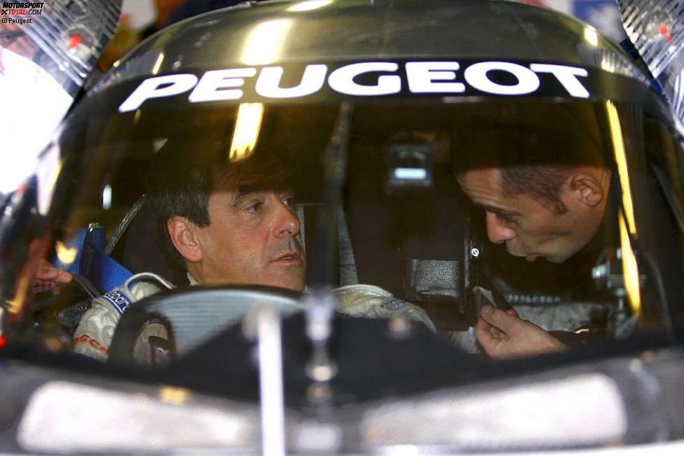 Der goldene Peugeot-Auftritt ist von nationaler Bedeutung. Sogar Premierminister François Fillon absolviert einen Test im schnellen Löwen. Fillon hat die Le-Mans-Gene ohnehin in sich, denn er stammt gebürtig aus der Stadt an der Sarthe.