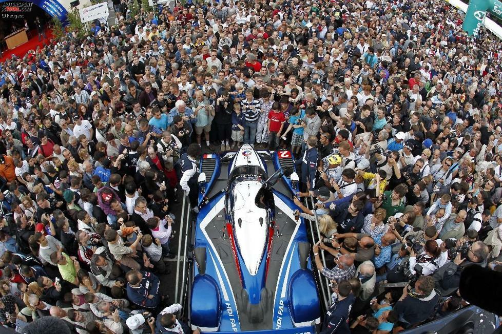Als sich Peugeot im Juni 2010 als Titelverteidiger in Le Mans zeigt, kennt die Begeisterung der Fans schon bei der Fahrzeugabnahme in der Innenstadt keine Grenzen. Alle sind sicher, dass es den nächsten 