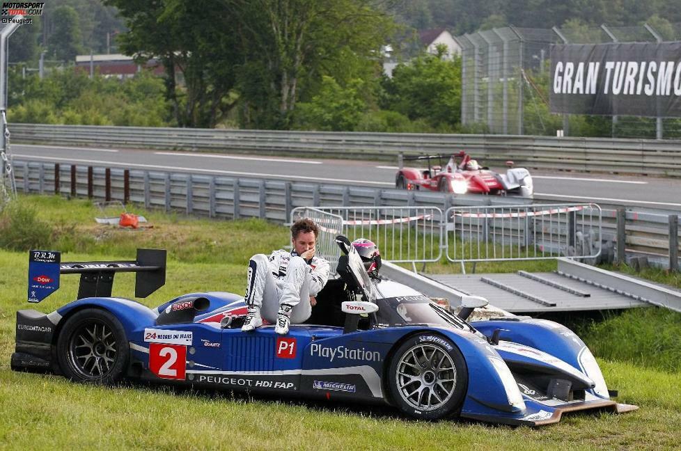 Doch das Rennen wird zur wohl schmerzhaftesten Erfahrung für die Fans und Beteiligten. Vier 908 sind im Einsatz, allesamt sind sie schnell. Aber die Motoren halten nicht. Franck Montagny schaut gar nicht hin, als am frühen Sonntagmorgen Audi vorbeifährt.