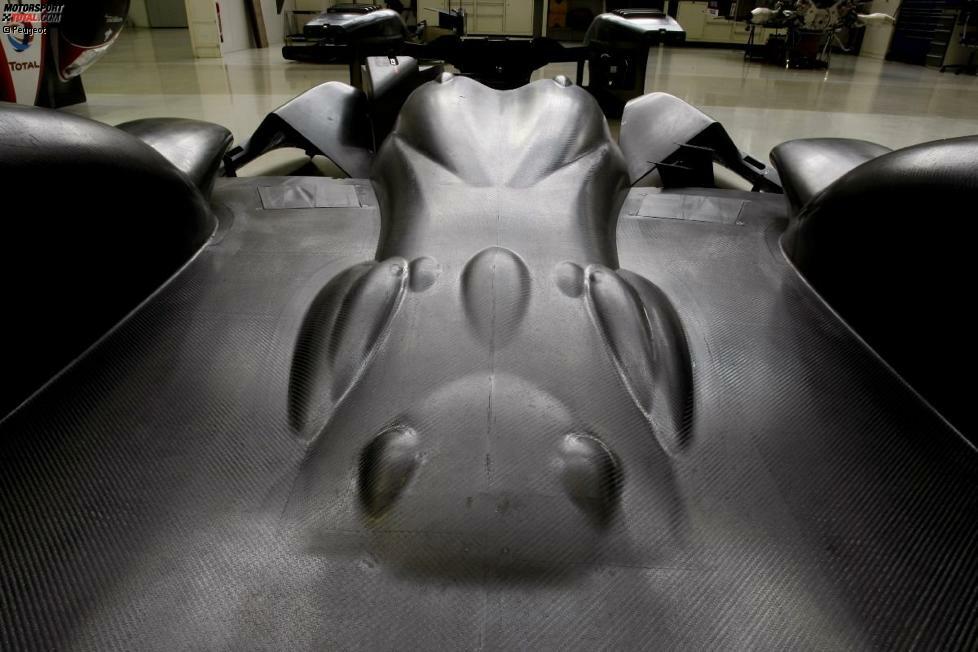 Peugeot entscheidet sich für den Bau eines Coupés. Zwar hat der geschlossene Prototyp Nachteile beim schnellen Fahrerwechsel und die Sicht bei Regen ist schwierig, aber man will sich auch optisch deutlich vom Konkurrenten Audi abheben.