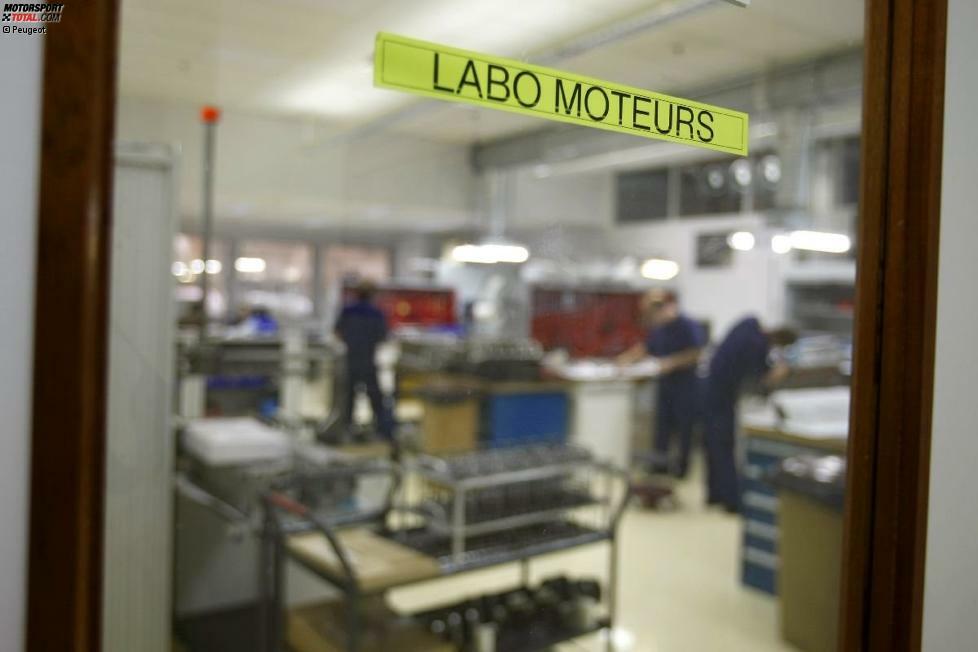 Im Werk in Velizy laufen ab Frühjahr 2006 erste Prüfstandsversuche. Zunächst lässt man einen einzelnen Zylinder rennen, im Herbst lässt man die kompletten 12 Töpfe mit ruhigen Umdrehungen arbeiten. Gleichzeitig arbeitet man im Windkanal an der Aerodynamik.