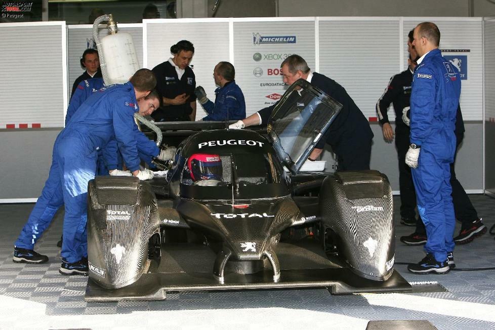 Als am 22. Dezember 2006 der V12-Motor erstmals im Heck des Autos gezündet wird, soll er angeblich gequalmt haben wie ein Schiffsdiesel. Doch der Shakedown in Frankreich läuft nach Plan. Optimistisch geht es in die erste Saison.