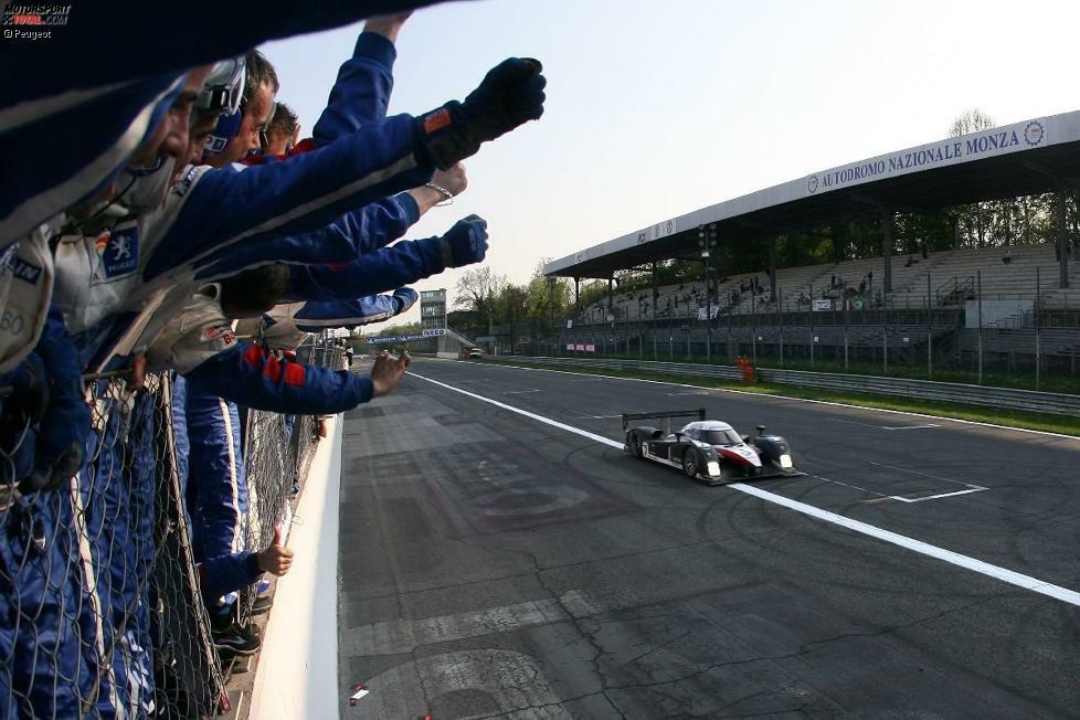 Was für ein Auftakt! Gleich beim ersten Renneinsatz im April 2007 fahren Nicolas Minassian und Marc Gené mit dem 908 zum Sieg. In Monza beginnt die Erfolgsgeschichte so richtig.