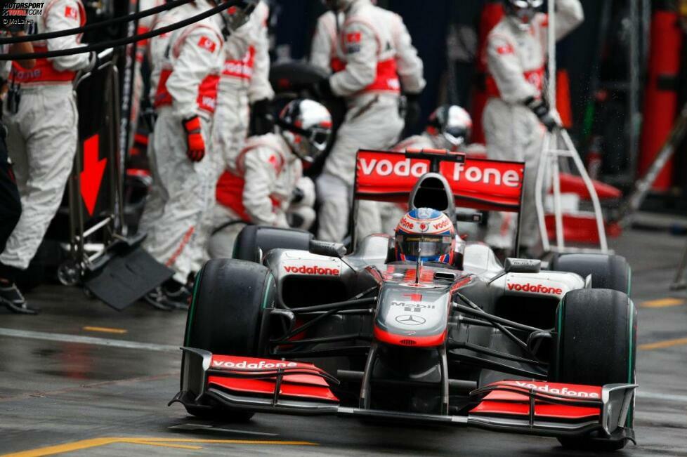 Nicht der favorisierte Lewis Hamilton, sondern Jenson Button fuhr dank cleverer Taktiken in Australien (Bild) und China die ersten beiden McLaren-Siege der Saison ein. Button präsentierte sich als würdiger Weltmeister und kämpfte bis zum vorletzten Rennen um die Titelverteidigung. Letztendlich blieb es aber bei den zwei Triumphen am Saisonbeginn.