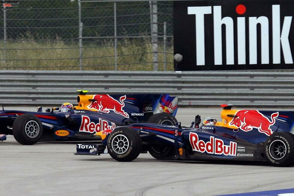 Aber Red Bull erlebte auch Tiefpunkte: Kollision zwischen Mark Webber und Sebastian Vettel in der Türkei - in Führung liegend! Vettel schied aus, Webber rettete immerhin noch den dritten Platz hinter den beiden McLarens ins Ziel.