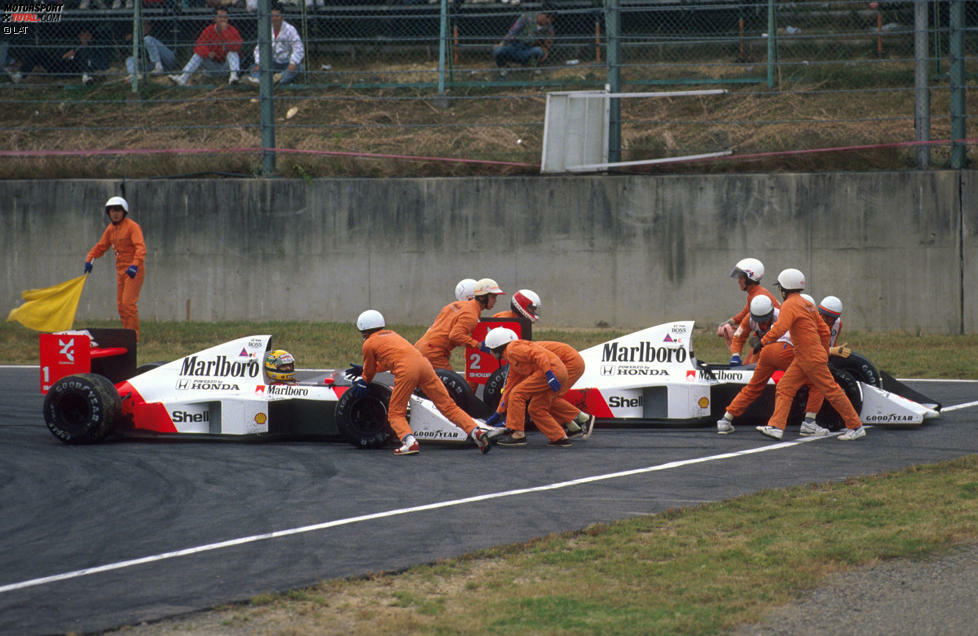 Die Streckenposten schieben Prost zur Seite, während Senna weiterfährt und das Rennen nach einem Reparaturstopp noch gewinnt. Doch der Sieg wird ihm aberkannt - weil er die Strecke abgekürzt haben soll. Senna vermutet eine Verschwörung zwischen Prost und dem französischen FISA-Präsident Jean-Marie Balestre.