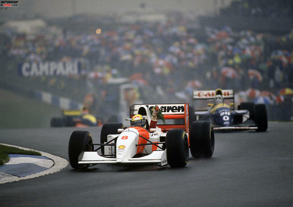 Donington 1993, Sennas vielleicht bestes Rennen: Gleich in der ersten Runde überholt der McLaren-Pilot vier Autos und geht in Führung. Die technisch überlegenen Williams-Boliden haben gegen das fahrerische Ausnahmetalent nicht den Hauch einer Chance. Wegen des ständig wechselnden Wetters wechselt die Konkurrenz bis zu siebenmal die Reifen, Senna kommt lediglich viermal an die Box und gewinnt das Rennen schließlich mit großem Vorsprung.