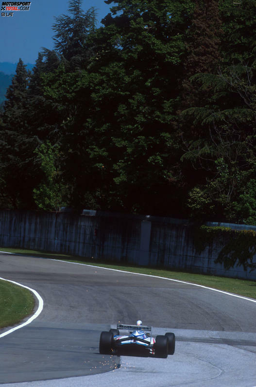 Die Tragödie am 1. Mai 1994: Senna kommt in Imola nach einer Safety-Car-Phase in Führung liegend von der Strecke ab und schlägt in der Tamburello-Kurve in die Mauer ein. Die schnelle Reaktion der Streckenposten kommt zu spät: Ein gebrochener Querlenker, der sich in Sennas Helm bohrt, soll zu den tödlichen Verletzungen führen.