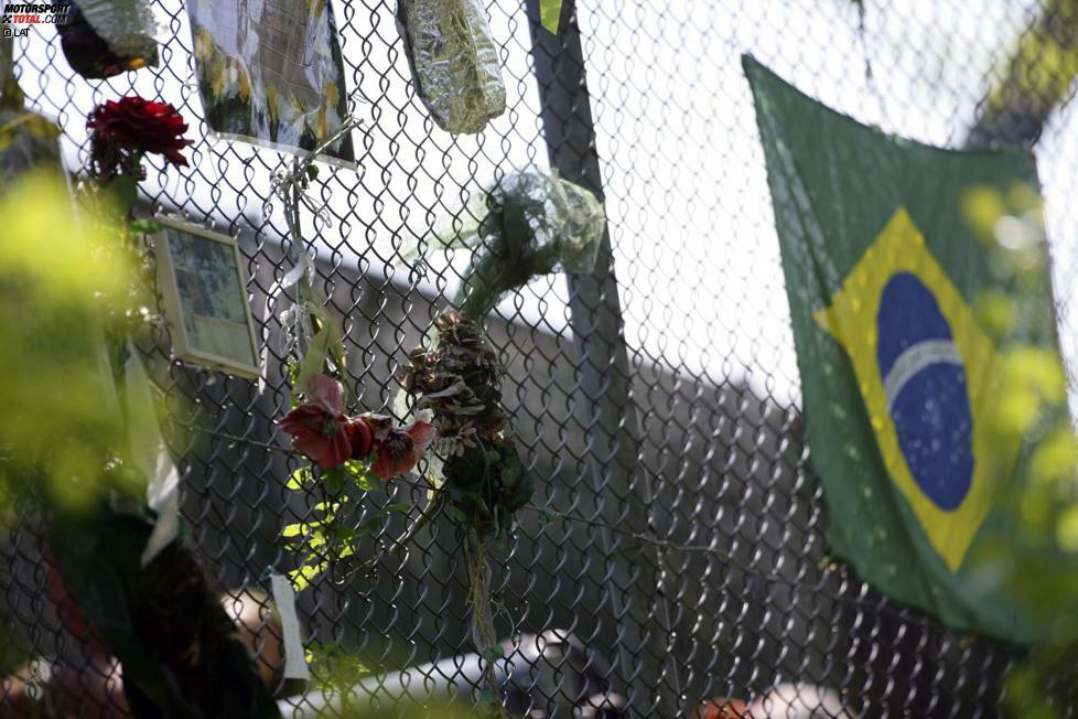 Die Tamburello-Kurve mutiert zu einer Pilgerstätte für Senna-Fans auf der ganzen Welt. Noch heute finden sich Botschaften an der Unfallstelle. Senna wird auf dem Morumbi-Friedhof in seiner Heimatstadt Sao Paulo beigesetzt. Brasilien ruft nach seinem Tod eine dreitägige Staatstrauer aus. Die Beerdigung wird zum stillen Fest für den Abschied eines großen Champions und noch größeren Menschen.