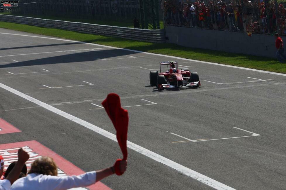 Aber nichts ging über Alonso. Der Spanier brachte die Fans in Monza in Extase, fuhr seinen dritten Saisonsieg ein. Für die vier Konkurrenten um den Weltmeistertitel 2010 wird Alonso langsam zum roten Tuch...