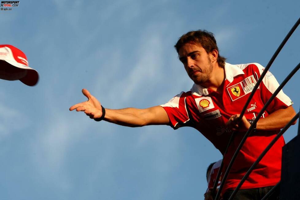 Fernando Alonso ist der neue Held der Tifosi. Der Spanier gibt für die Fans in Rot zwar nicht sein letztes Hemd, aber immerhin: Er zieht den Hut!