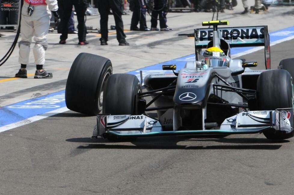 Auch bei Schumacher-Teamkollege Nico Rosberg lief es nicht. Der gebürtige Wiesbadener verlor in der Boxengasse ein Rad, weil die Mercedes-Mechaniker es nicht richtig befestigt hatten. Das Rad traf anschließend einen Williams-Mechaniker, der eine Rippenverletzung erlitt. 