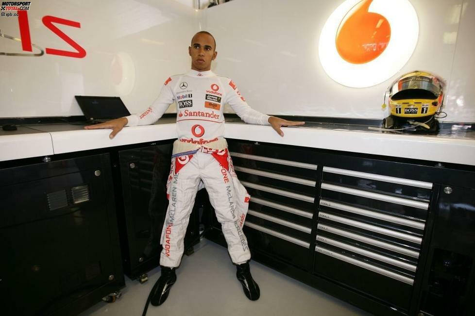 Der McLaren-Teamkollege stand hingegen ganz allein da. Lewis Hamilton hatte seine Freundin Nicole Scherzinger nicht dabei. Die Frontfrau der 
