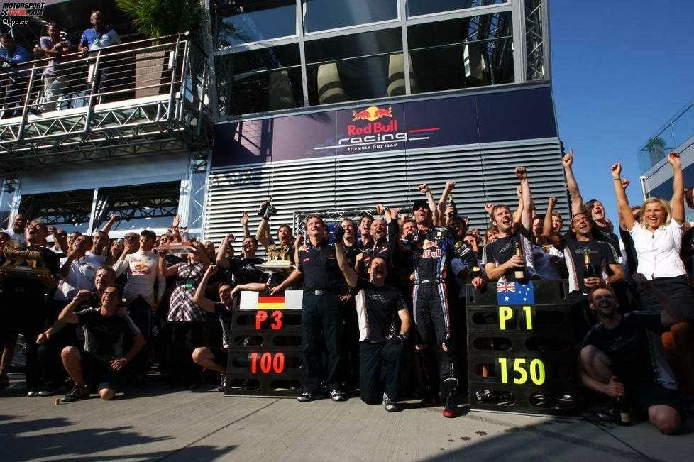Die österreichische Mannschaft von Energy-Drink-König Dietrich Mateschitz hatte viel Freude im Grand Prix von Ungarn. Sieg im 100. Rennen der Teamgeschichte, Mark Webber feierte den jüngsten Erfolg ausgerechnet zu seinem 150. Formel-1-Jubiläum. Nur einer stand etwas am Rand...
