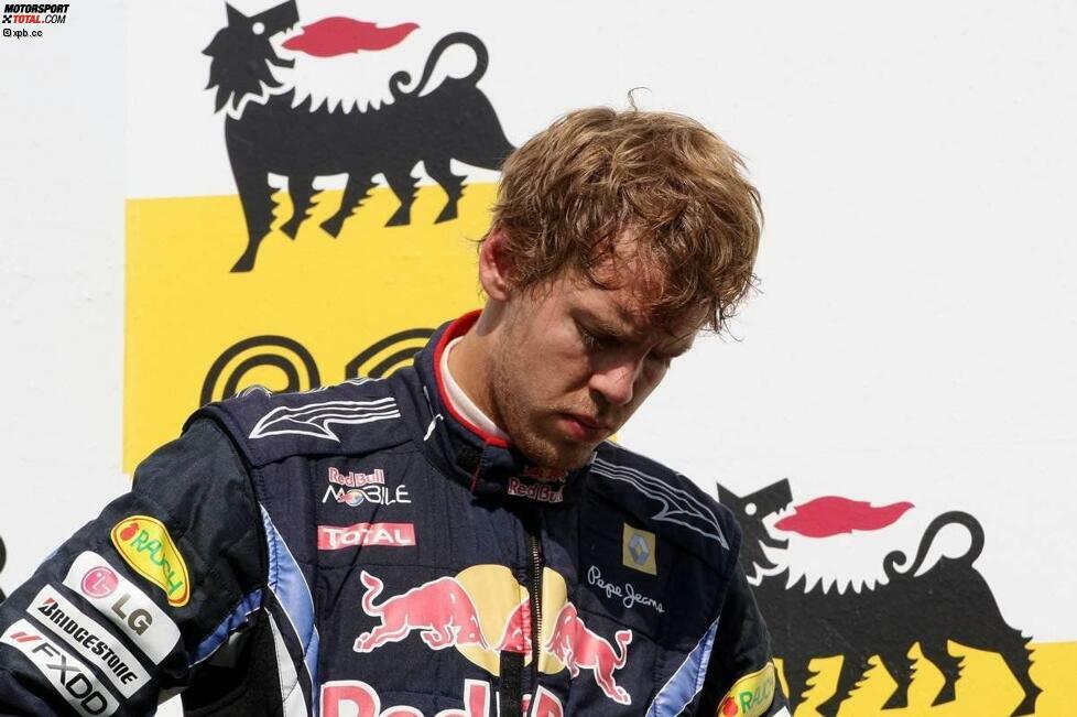Sebastian Vettel hatte keinen Grund für eine große Party. Der Heppenheimer war als klarer Siegfavorit ins Rennen gegangen, hatte die Szene über viele Runden eindeutig dominiert. Dann aber leistete sich der deutsche Youngster einen Fehler: Er ließ hinter dem Safety-Car zu viel Platz auf seinen Vordermann. Nach der fälligen Durchfahrtsstrafe wurde Vettel nur noch Dritter. 