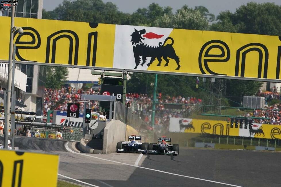 Die Szene des Rennens wenige Runden vor dem Ende: Rubens Barrichello geht mit seinem schnellen Williams am Mercedes von Michael Schumacher vorbei. Der Superstar in Silber drückt seinen ehemaligen Adjutanten aus roten Ferrari-Zeiten brutal in Richtung Mauer. 